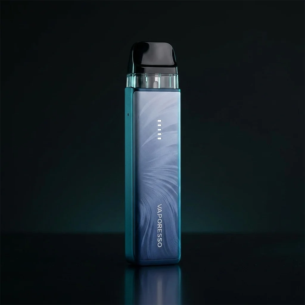 Vaporesso XROS 6 Mini, un pod recargable compacto, sobre fondo oscuro de estudio.